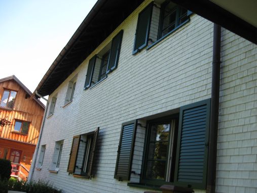 Mangelhaft montierte und klappernde Fensterläden